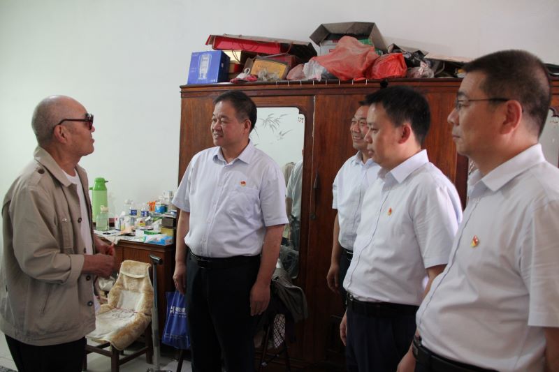 博農集團領導走訪慰問老黨員、困難黨員